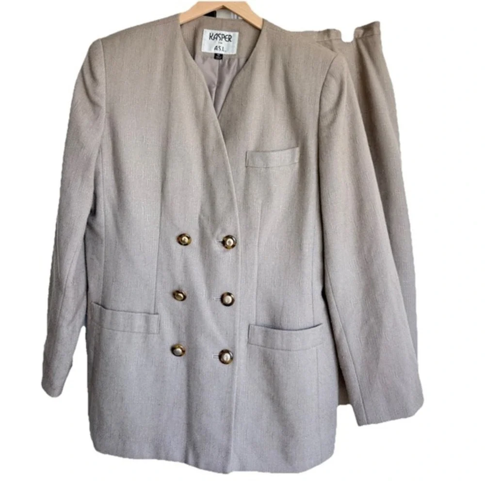 Women's Vintage Kasper Suit Beige W/tiger Eye‎ & Gold Buttons Size 10